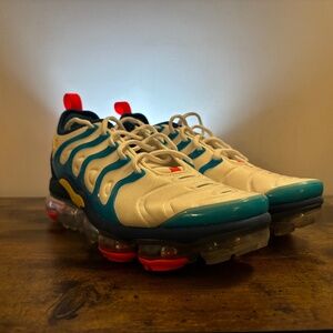 NIKE AIR VAPORMAX PLUS SNEAKERS